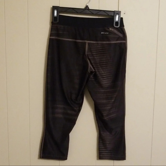 Nike Dri-Fit Striped Cropped Leggings - Picture 2 of 5